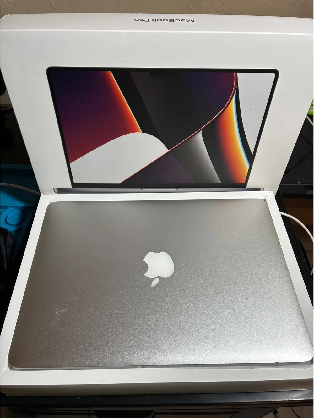 99% Macbook pro 14”MacOS 2020, 8gb ram, 256gb ssd, Apple I5-Core, 2.4 GHZ